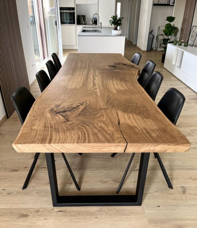 Massivholztisch Calypso 🌿

Unser Tischmodell “Calypso” ist wohl das Paradebeispiel für ein Unikat. Alle Platten aus Stammeiche sind individuell in Struktur und Form. Durch die Epoxidharz-Füllung der Risse und Astlöcher hat unsere Stammeiche eine gleichmäßig glatte und ebene Oberfläche.
