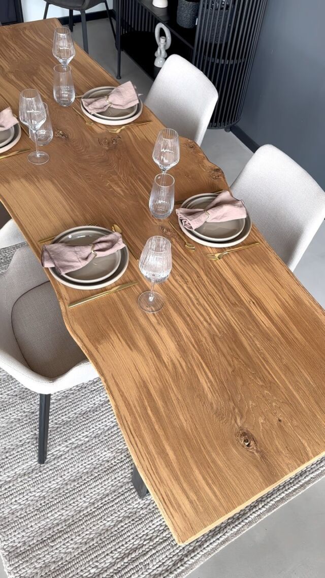 *Ausstellungsstück* - Tisch Calypso
Material: Stammeiche
Behandlung: Holzlack matt (Naturoptik)
Holzstruktur: belebt mit Rissen und Ästen
Gestell: Stahlprofil U-Form, Schwarz matt pulverbeschichtet
(Gestell sowie Gestellfarbe sind austauschbar)
Abmessungen: 
Länge 240 cm
Tiefe: ca. 75 – 85 cm
Höhe: 75 cm
Tischplattenstärke: 6,5cm
SalePreis: 3400€ zuzüglich Lieferung 

Mehr Informationen unter www.dkmoebelschmiede.de