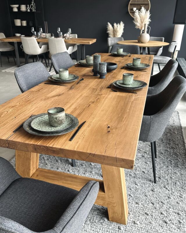 *Ausstellungsstück* 
Material: Altholz Eiche
Behandlung: Holzlack matt 
Holzstruktur: belebt mit Rissen und Ästen
Gestell: Altholz Eiche
(Gestell sowie Gestellfarbe sind austauschbar)
Abmessungen: 
Länge 280 cm
Tiefe: 90 cm
Tischplattenstärke: 5 cm
SalePreis: 2700€ zuzüglich Lieferung 

Mehr Informationen unter www.dkmoebelschmiede.de